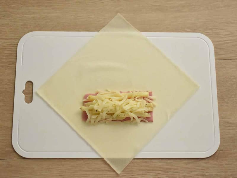 ハーフベーコンの幅に合わせて具材を乗せます