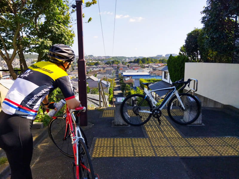 頂上付近。うつろな目で景色を眺める筆者