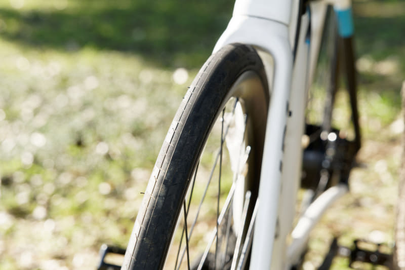 ややワイドな25cのタイヤとホイールはしなやかで、衝撃吸収性が高いと感じる