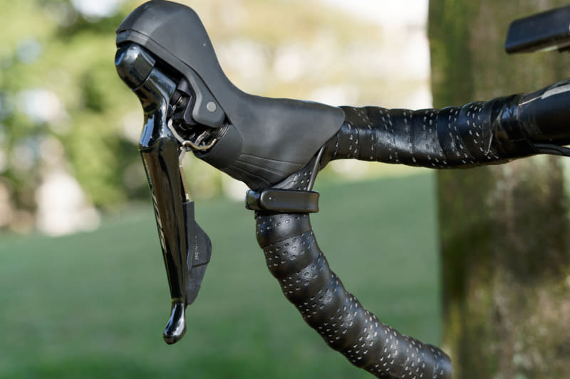 ハンドル左右に設けられたデュアルアシストコントロールスイッチで、パワーモードの切り替えやサイクルコンピューターの操作が可能