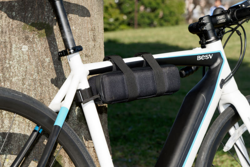 予備のバッテリーを携行していけば、航続距離は2倍に。<a href="https://besv.jp/products/option/#option-id-jr1" class="n" target="_blank">オプション</a>で専用バッグも用意されている