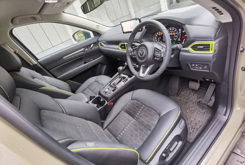 ライムグリーンのアクセントを随所に効かせたインテリア