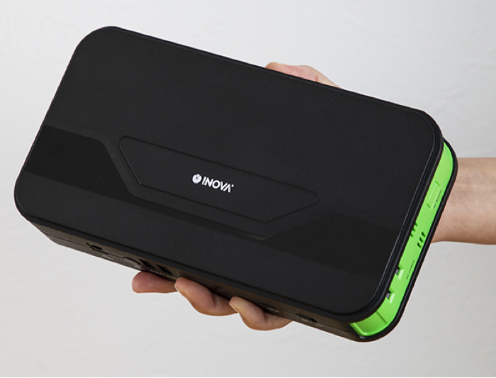 重さ1,000gと軽量ながら容量10,000mAhを備える