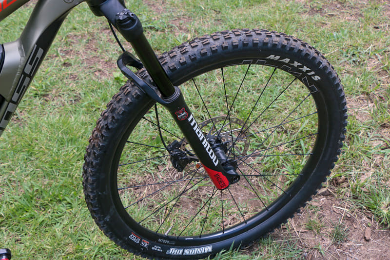 ホイール径は前後とも27.5インチ。タイヤは2.6インチ幅の「MAXXIS MINION DHF」を履きます