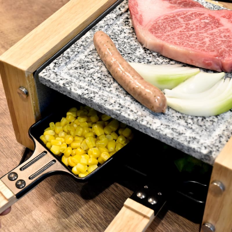 プレートの下でタレや具材を温められる