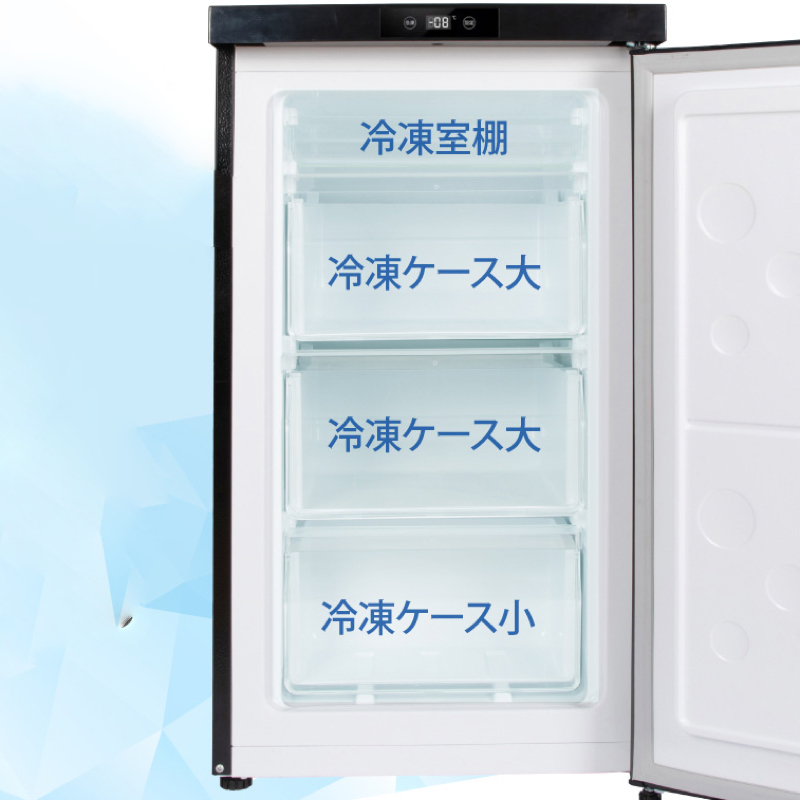 3つの冷凍ケースと1つの冷凍棚に分かれている