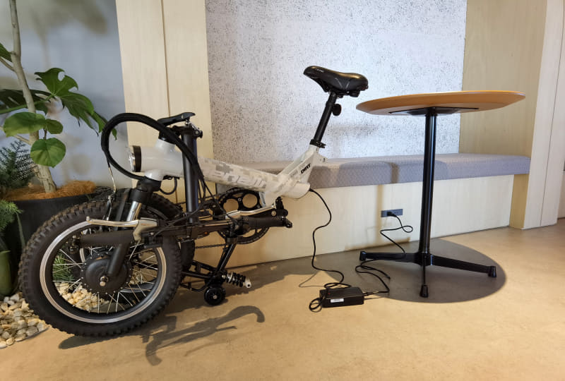 バッテリーを外す場合も直充電の場合も折りたたむ必要がある