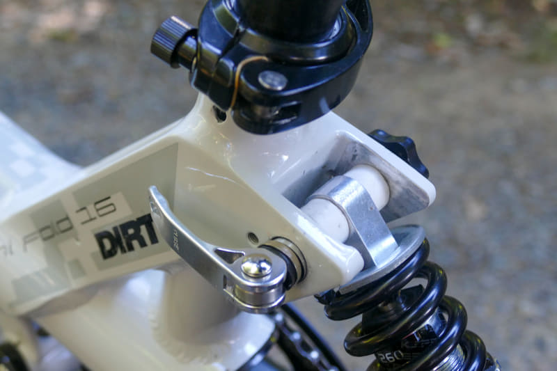 サドル下部の折りたたみ機構がレバー仕様に