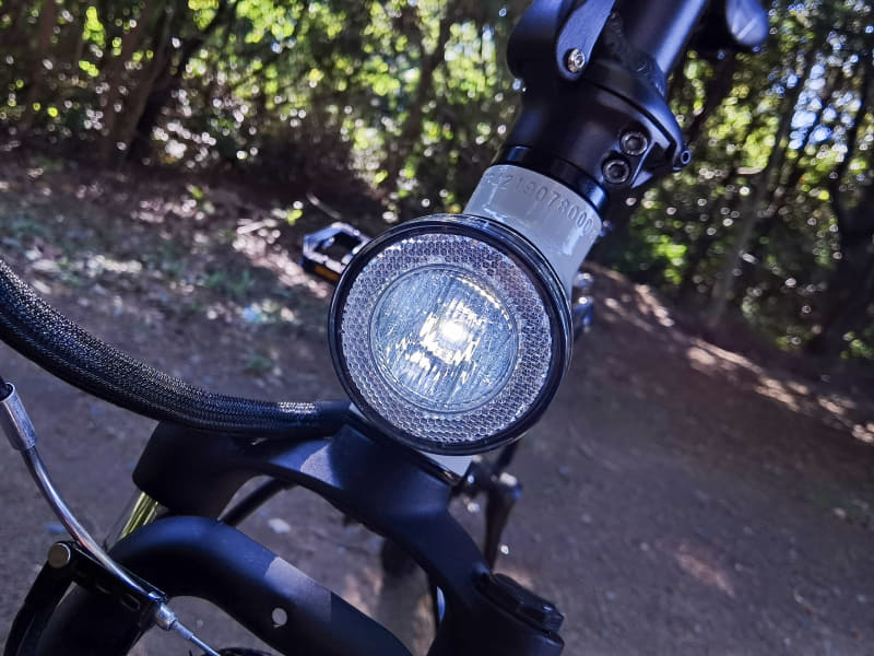 標準装備のフロントライト。アシストアップボタンを長押しで点灯