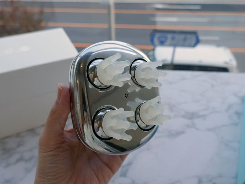 シリコンブラシで頭皮をつまみ上げる