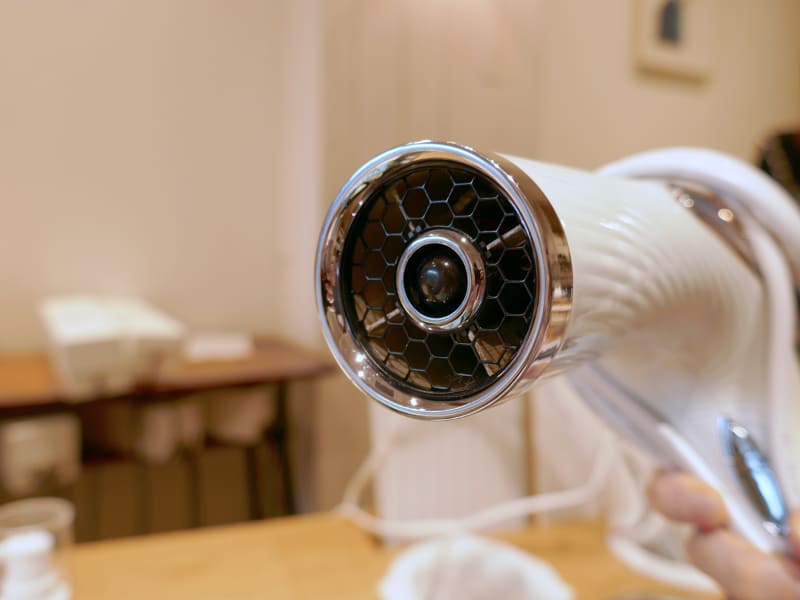 吹出口の中心にあるセンサーで温度を検知する