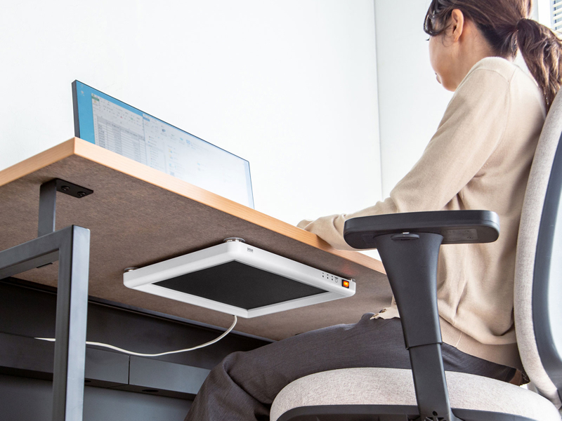 付属の取り付け金具で学習机など木製デスクにも装着可能