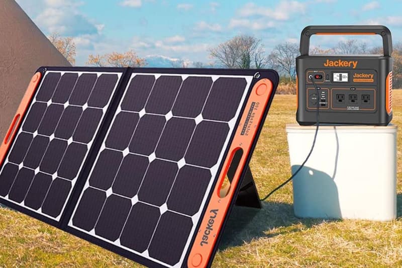 Amazonのセールでポータブル電源が人気(画像は100Wのソーラーパネルと1,002Whのポータブル電源のセット)