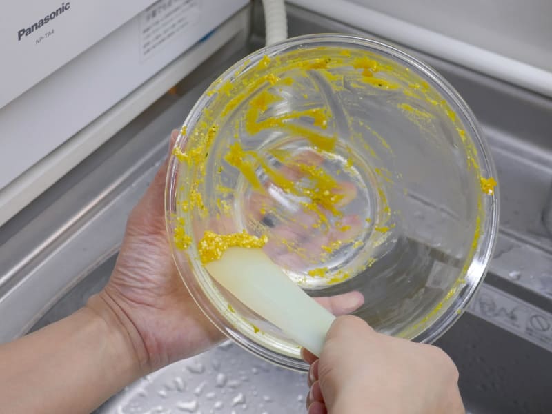 汚れがひどいときはスクレーパーであらかじめ落とします