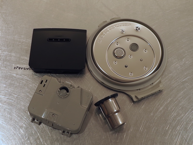 パナソニック。蒸気口である「うまみ循環タンク」(写真左上、左下)と、スチーム用の水容器(右下)を取り外せる