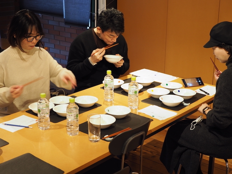 それぞれ、どの炊飯器で炊いたものか分からないようにして試食を開始