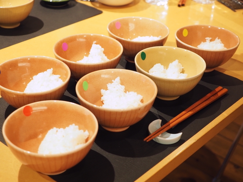 試食後に照合できるよう、それぞれの器に、目印となるシールを貼っている