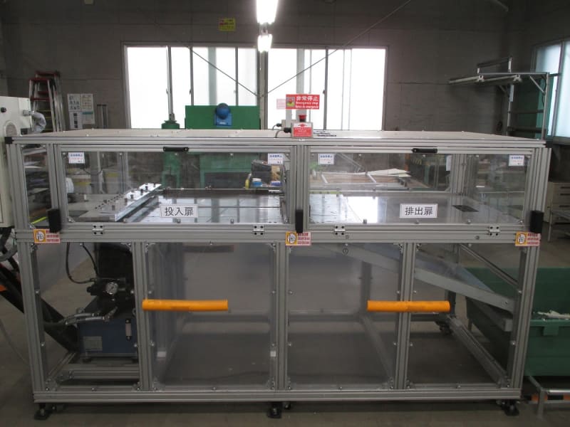 日立グローバルライフソリューションズと日立製作所が連携して開発した「冷蔵庫ガラスドア分離装置」