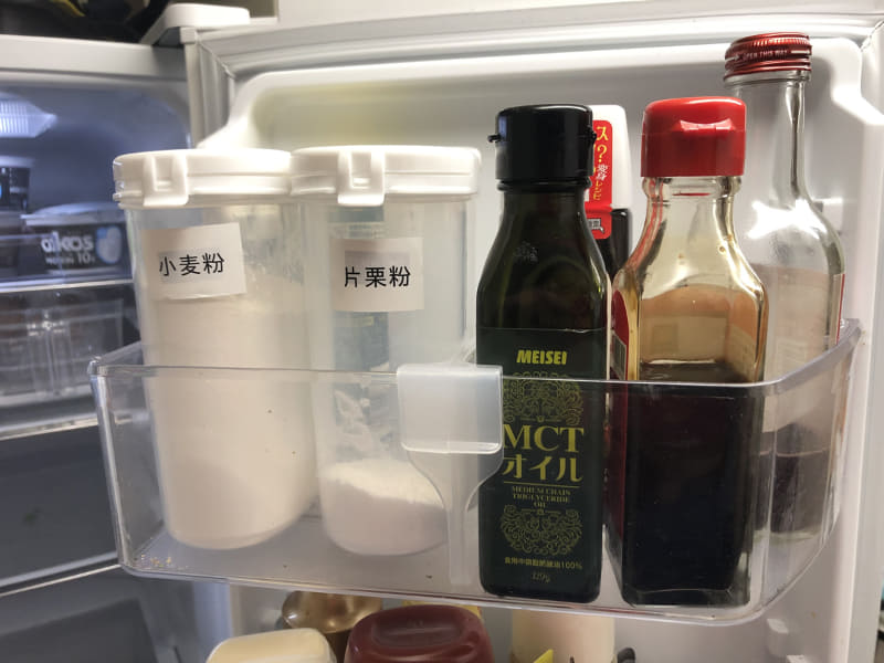 毎回袋を開けると粉が飛び散る小麦粉、片栗粉は別容器に入れると便利