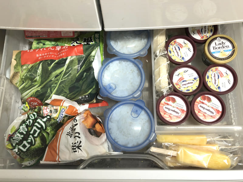 アフター。100均のトレイをアイスコーナーとし、冷凍ご飯や使いかけの冷凍食品を下段から上に移動させました