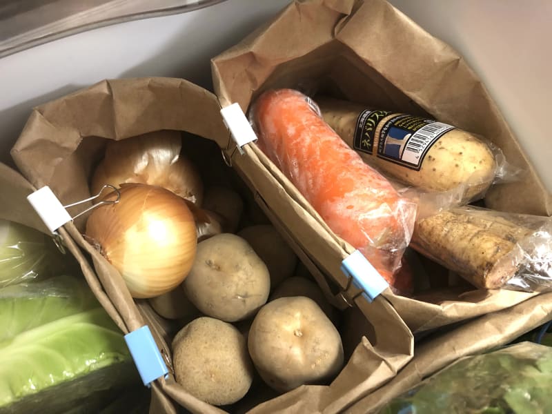 ダブルクリップでお互いを留めると、紙袋とは思えない安定感に