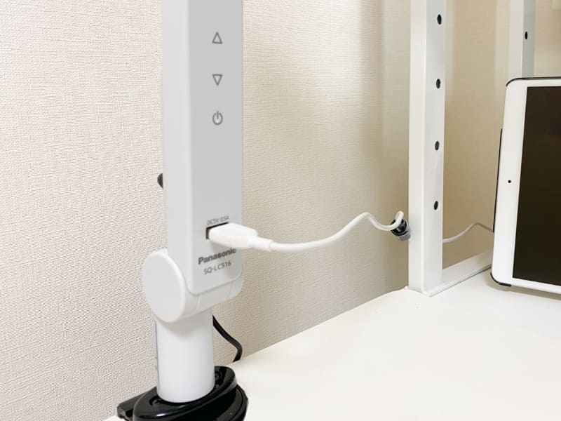 明るさ調整と電源ボタン、USBポートがあります