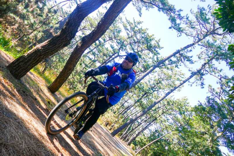 松林の中のサイクリングは意外なほど楽しい。グラベルロードe-bikeの走破性があってこそですが、ダートロードを快速で走り抜けられる爽快感が素晴らしい