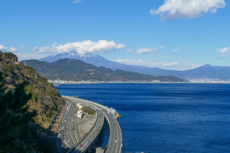「東海道一の絶景」を見られる薩埵峠(さったとうげ)です。自転車で向かうなら南西側からのヒルクライムが比較的に安全なのでオススメです。北東側からもヒルクライムできますが、崖側にガードレールやフェンスがない箇所があり、狭く急な坂道なので、あまり安全ではありません