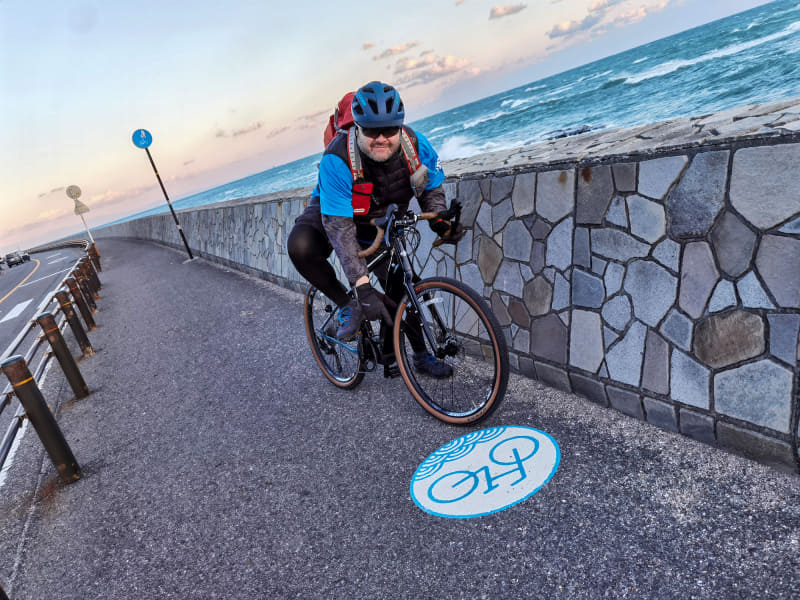 海岸沿いは太平洋岸自転車道となっています。サイクリングロードとしてはアスファルトで、太平洋を眺めながら気持ちよくサイクリングできます