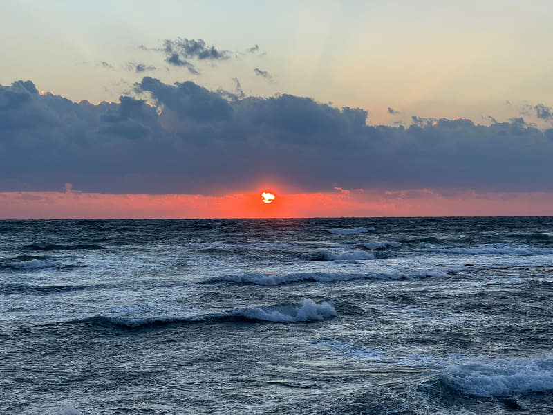 海と雲と空と、そして沈みゆく太陽。なかなかイイ!