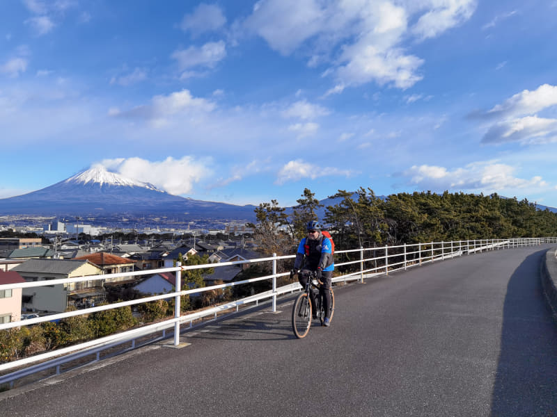田子の浦港を後にして、ラスト日の出ポイントまで戻ります。しかしまあこのサイクリングロードは見晴らしがいいし道もキレイ。太平洋岸自転車道はとても気持ちよく走れます