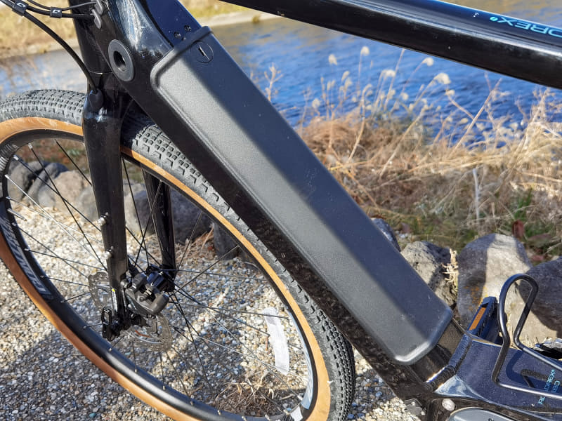 バッテリーはインチューブタイプで、ダウンチューブに内蔵。満充電からの走行距離の目安は、ECOモードで105km、NORMALモードで85km、HIGHモードで70km