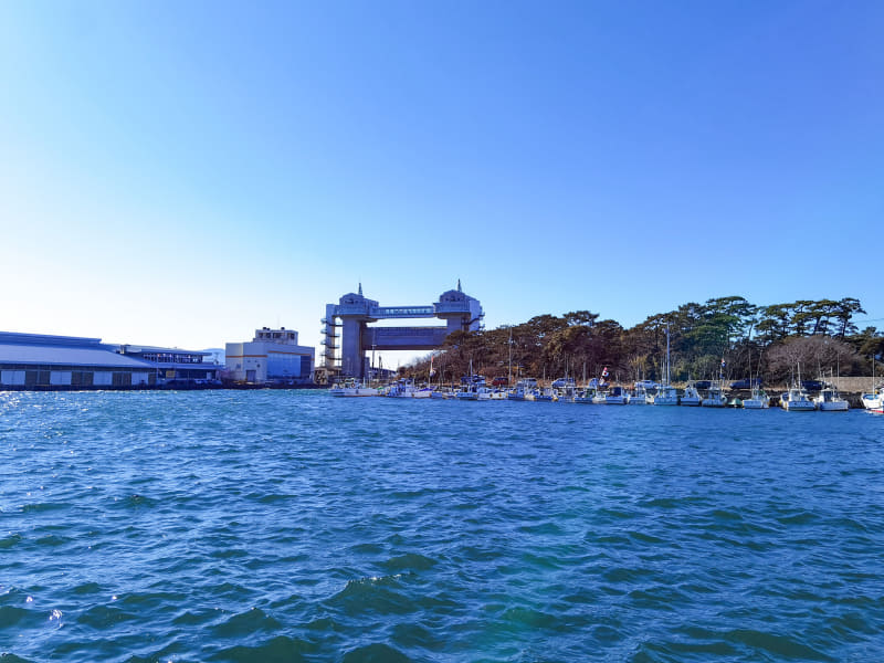 沼津港には昼前に到着。食事をしに港へ来た人のクルマですでに渋滞気味。我々はクルマを漁港から離れた場所に駐め、漁港へはe-bikeで向かい、食事どころが混雑する前に昼ごはんを食べることにしました