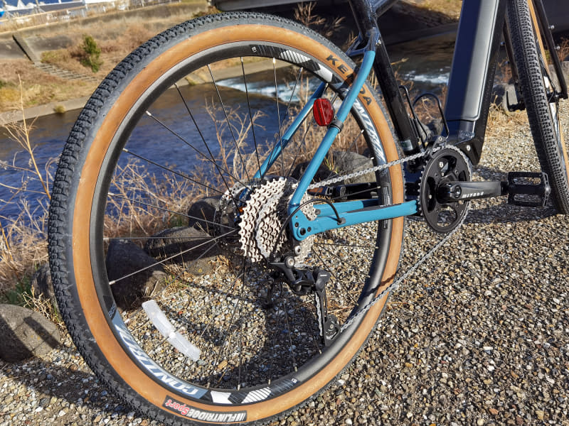 タイヤは27.5×2.8でロードバイクと比べるとやや小さめで極太。エアボリュームが大きいので路面からの振動を大きく緩和してくれます