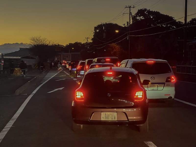 あと数百メートルで田子の浦港で初日の出ポイントの田子の浦港ですが、渋滞が始まりました。地元ナンバーが多い。初日の出を見に来た人たちのようです。我々は速攻で渋滞から抜け出し、少し離れた駐車場でe-bikeを下ろして自転車移動に切り替えました