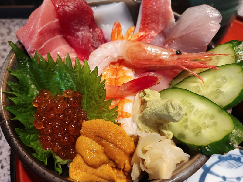 漁港近くの食堂で海鮮丼! さすがの鮮度、実に美味です