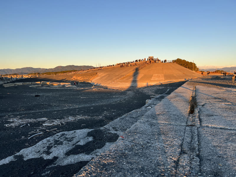 公園の高台に灯台の影が