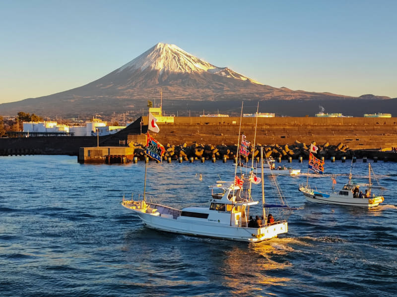 富士山をバックに大漁旗漁船。「日本」って感じ♪