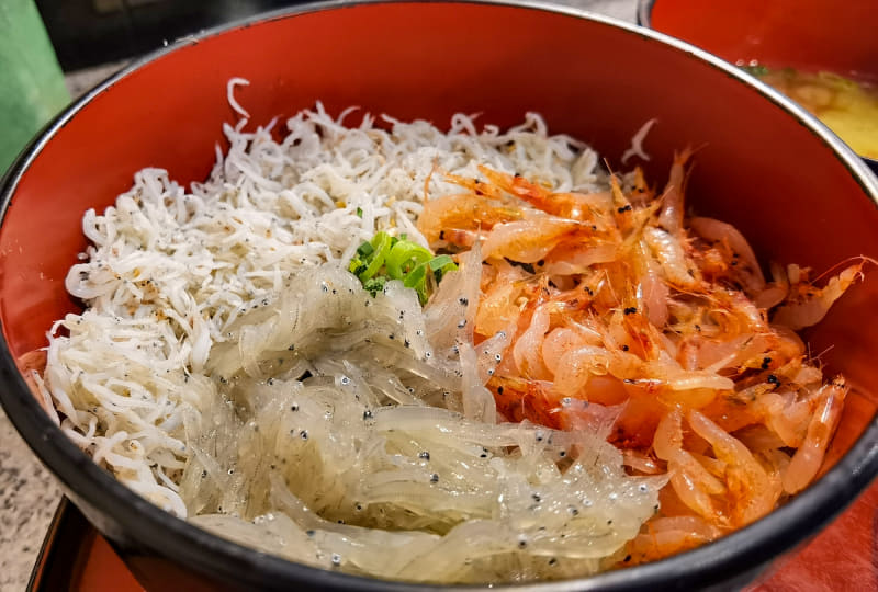 こちらはしらす丼。うまそ～♪ 漁港近くの食堂ってすご～い!