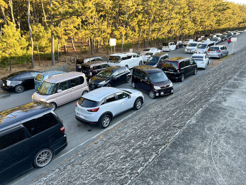 一方、そんなに近所ではない地元の人はクルマで。港の周辺がタイヘンなことになっていました。動くに動けないカオス状態です