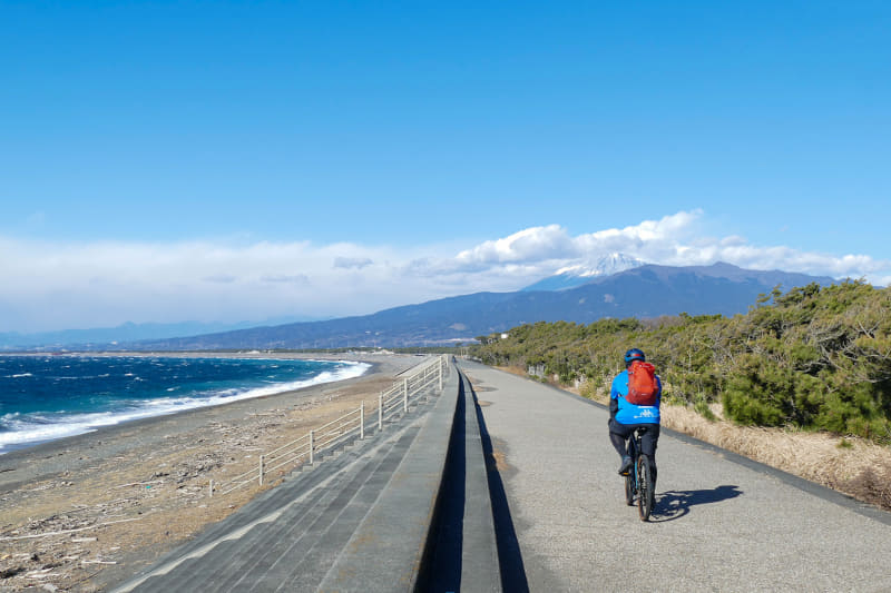 食後はさっそくe-bikeサイクリング。この防波堤の上がサイクリングロード(太平洋岸自転車道)になっています。しかし風が強く、向かい風です。でもe-bikeなのでツラさはなく、ぐいぐいと進めます