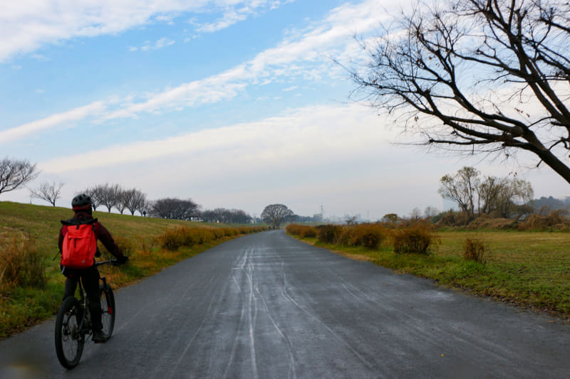 神奈川側に渡ったあたりは幅の広い砂利道が続いていて、自転車もいないので走りやすい