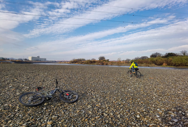 かつぐ必要がありますが、ところどころで水際の砂利のところに降りられたりします