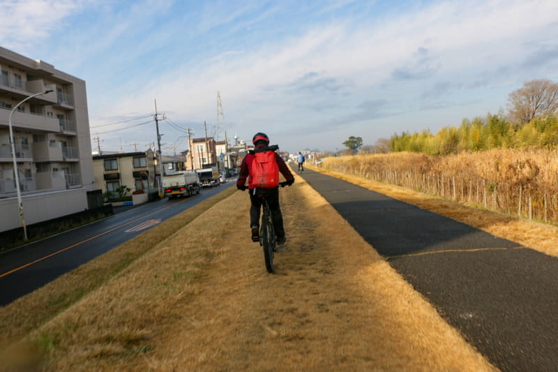 河川敷に降りられないところはサイクリングロードも使いますが、基本的に舗装されていないところを走るスタイル