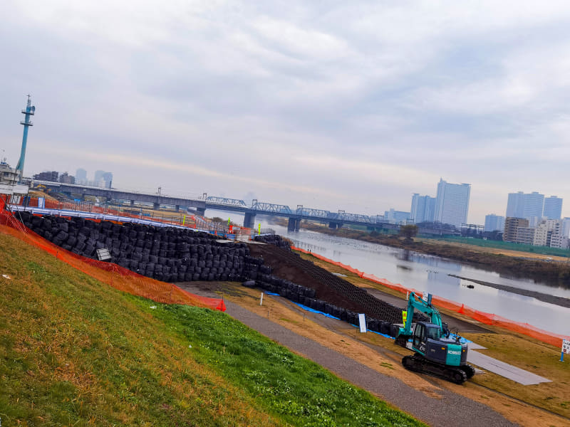 大規模な工事をしているところが多く、土手の上の舗装路しか走れないところも