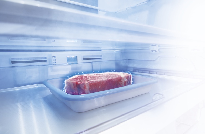 食材の表面を氷の膜で包み込むことで、肉なら約10日間、魚やさしみは約7日間おいしさと鮮度を守る「氷結晶チルド」