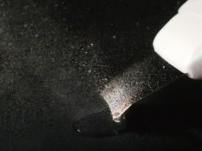 超音波ピーリングで古い角質を除去し、なめらかな肌へと導く