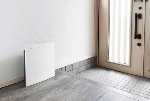 ツインバードからスリムな空気清浄機。防護服に使われる不織布を採用