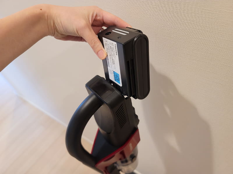 バッテリーは着脱式なので外して別の場所で充電することも可能