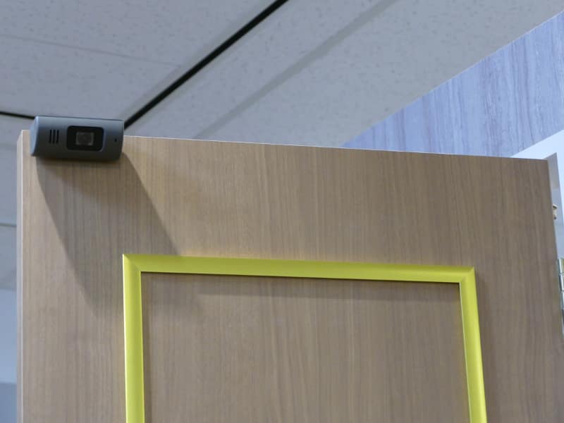 ドアに取り付けるだけのカメラで訪問詐欺を抑止